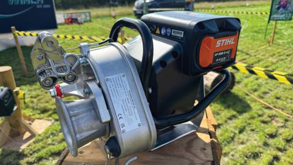 Акумулятори Stihl забезпечують лебідці 1500 кг тяги