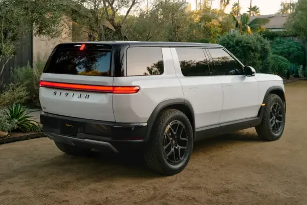 Rivian R2 оснастили “Пет-камерою” та інтелектуальним помічником