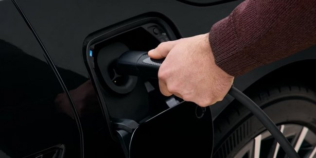 Автовиробники масово відмовляються від розробки електромобілів