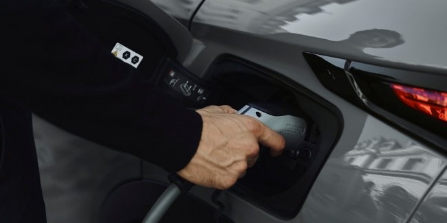 Продажі електрокарів в Україні обвалилися в 11 разів