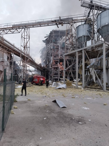 Росіяни вночі вдарили ракетами по промисловому обʼєкту на Полтавщині, є загиблі (фото) /Фото 2